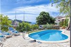 Puntinak Villa Sleeps 8 with Pool Air Con and WiFi