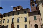 It 's located in the historic center of Pisa on the ground floor of a 17th century building