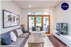 Stunning Townhouse- Quiet Street Close to CBD