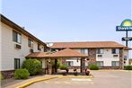 Days Inn & Suites by Wyndham Davenport East