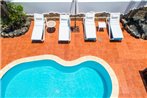 Corralejo Holiday White Villa with pool and 500m to sea