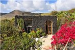 La Bodega - House on volcano with a piano