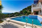 Lloret de Mar Villa Sleeps 7 with Pool and WiFi