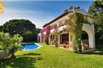 Lloret de Mar Villa Sleeps 8 with Pool Air Con and WiFi