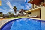 Lloret de Mar Villa Sleeps 8 with Pool Air Con and WiFi