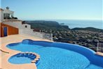180-degrees sea view with pool