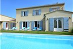 Spacious Villa in Vaison-la-Romaine with Swimming Pool