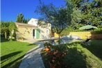 Cozy Holiday Home in Vaison-la-Romaine with a Pool