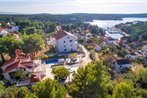 Six-Bedroom Holiday home Milna with Sea View 04