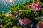 Apartments by the sea Zaostrog