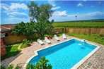 Family friendly house with a swimming pool Basarinka