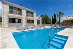 Sumartin Villa Sleeps 8 Pool Air Con WiFi T739253