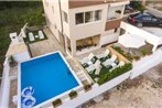 Seaside apartments with a swimming pool Mavarstica
