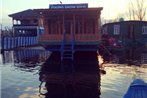 Houseboat Young Snow View Front Line Dal Lake