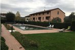 Villa con ampio giardino esterno e piscina condominiale