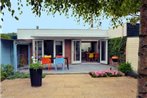 Boutique Bungalow in Noordwijkerhout with Graden