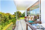 Lorenzen Bay Bungalow - Raglan Holiday Home