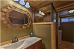 Ruidoso Lonesome Wolf Rustic Studio with Hot Tub!