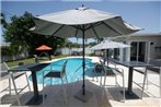 Heated pool bungalow mins from the beach in Deerfield Beach