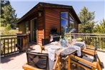 Little Red by AvantStay - Modern Cabin w/ Pine Tree Views