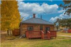 1900 Cozy Cabin with Hot Tub and a Walk to downtown