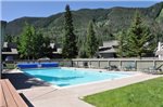 Gore Creek Meadows Remodeled 3 Bed condo w/ 4 Bathrooms