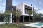 Casa residencial con piscina en barrio cerrado