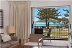 Kingston Court unit 3 - Beachfront unit easy walk to clubs