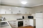 Large 5-Bedroom House with Wifi & Netflix Close to Taronga Western Plains Zoo