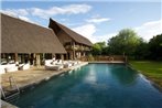 Cresta Mowana Safari Resort & Spa