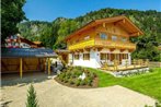 Chalet \unter weiss-blauem Himmel\