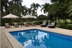 Luxury Villa with private Pool and Maid Service. Close to all Amenities!