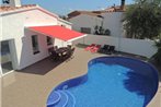 Requesens 27- Casa con piscina en Empuriabrava