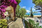 Villa with botanic garden in front of the beach