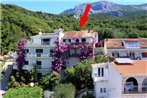 Apartments and rooms with parking space Podgora