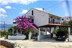 Apartments by the sea Arbanija