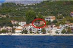 Apartments by the sea Podgora