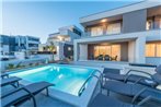 Apartments with pool Villa Zora