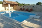 Family friendly house with a swimming pool Popovici