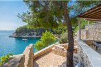 Beachfront villa with outdoor Jacuzzi near Milna island Brac