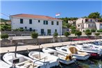 Apartments by the sea Arbanija