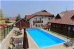 Apartments and rooms with a swimming pool Grabovac