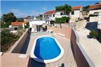 Holiday house with a swimming pool Razanj