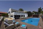 Luxury Villa with swimming pool Jacuzzi Sea View 300m Front of the Beach