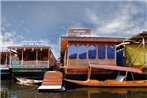 OYO 71924 Houseboat Golden Palace