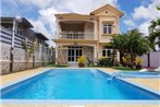 5 bedrooms villa with private pool jacuzzi and enclosed garden at Pereybere