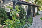 Cottage in secluded garden near centre Rotterdam