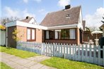 Holiday home in Noordwijkerhout with terrace close to a lake