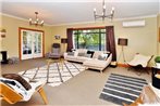 Racecourse Villa - Christchurch Holiday Home