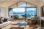 Kura House - Sleeps 8 - Central Location - Lake & Mountain Views